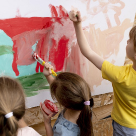 Un grupo de niños realiza actividades plásticas en la pared (Archivo)