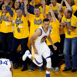 La afición de Golden State Warriors celebra un triple de Stephen Curry. EFE/MONICA M. DAVEY