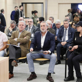 De izda a dcha, los cabecillas de la trama Gürtel, en el banquillo del juicio por la financiación ilegal del PP valenciano: Álvaro Pérez Alonso 'El Bigotes', responsable de la empresa Orange Market; Pablo Crespo, número dos de la trama Gürt