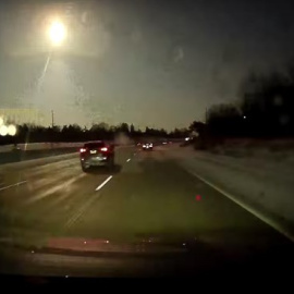 Imagen captada por un conductor de la caída de un meteorito en Michigan (EEUU).