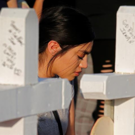 Una mujer reza durante una misa por las víctimas mortales del tiroteo en El Paso, Texas. - EFE