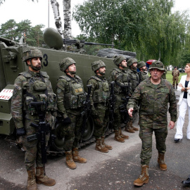 El presidente del Gobierno, Mariano Rajoy, junto a la ministra de Defensa, María Dolores de Cospedal, visita a las tropas españolas desplegadas frente a la frontera rusa en Letonia. Moncloa / Diego Crespo