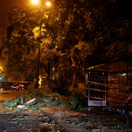 Árboles caídos y y mobiliario urbano destrozado por la tormenta Leslie en Lisboa, Portugal.- REUTERS