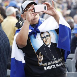 Un salvadoreño durante la canonización. EFE