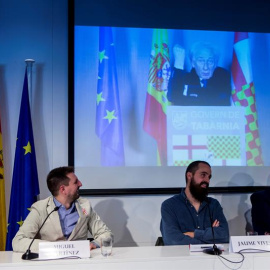 Jaume Vives, en el centro, escucha a Albert Boadella en la presentación de Tabarnia. /EFE