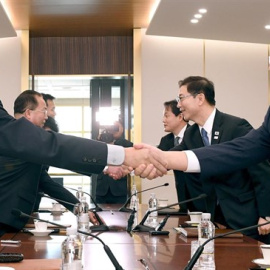 El líder de la delegación de Corea del Norte, Jon Jong Su, estrecha la mano de su homólogo surcoreano Chun Hae-sung durante su reunión para desfilar unidas en los JJOO de invierno. /REUTERS