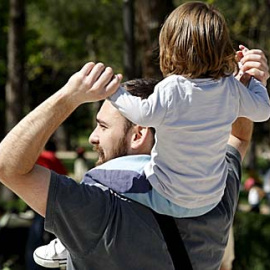 Un padre con su hijo./ EFE