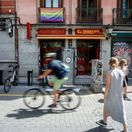 Varias personas pasean por una de las calles del barrio de Malasaña