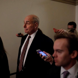 John Kelly, jefe de Gabinete de Trump, habla con los periodistas en el Capitolio. | AARON BERNSTEIN (EFE)