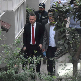 El pastor estadounidense Andrew Brunson, con su abogado, regresa a su domicilio en Esmirna tras el juicio en el que fue condenado, pero liberado y enviado a EEUU. REUTERS