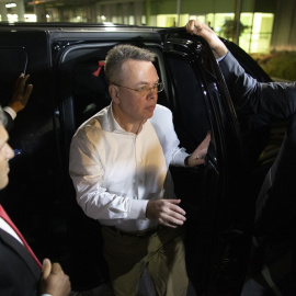 El religioso estadounidense Andrew Brunson, a su llegada al aeropuerto de Esmirna, tras ser puesto en libertad por la justicia turca. EFE/EPA/TOLGA BOZOGLU