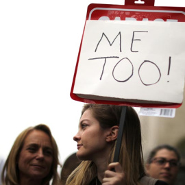 Una mujer participa en una protesta del 'Me too' en Los Angeles el pasado mes de noviembre. | LUCY NICHOLSON (REUTERS)