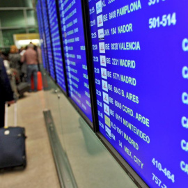 Vista de un panel en el aeropuerto de El Prat, en Barcelona, en el que se informa de la cancelación de muchos vuelos. EFE/Archivo