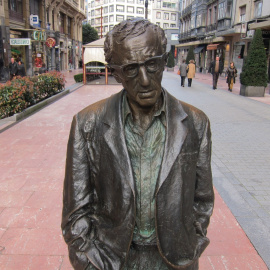 La estatua de Wody Allen presente en el centro de Oviedo desde el año 2002. EUROPA PRESS