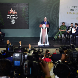 05/08/2019.- El presidente de México, Andrés Manuel López Obrador, habla durante su rueda de prensa matutina, en la ciudad de Valle de Bravo, en el Estado de México (México).