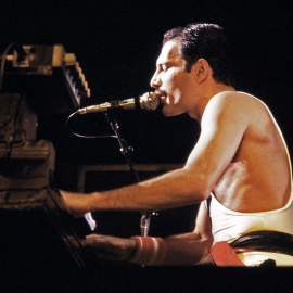 Fotografía de archivo tomada el 18 de septiembre de 1984 que muestra a la estrella del rock Freddie Mercury, vocalista del grupo de rock "Queen", durante un concierto en el Palais Omnisports de Paris Bercy (POPB).