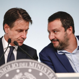 El primer ministro italiano, Giuseppe Conte, y el vicepresidente del Gobierno, ministro de Interior y líder de la Liga, Matteo Salvini, en la rueda de prensa en el Palazzo Chigi tras la aprobación de los Presupuestos Generales para 2019 que