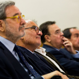 El exdirector general de CatalunyaCaixa, Adolf Todó (2i), con el expresidente de la entidad, Narcís Serra, durante el juicio en la Audiencia de Barcelona por los sueldos  millonarios en la antigua caja de ahorros. EFE/Enric Fontcuberta