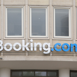 El logo de Booking en la fachada de su sede en Ámsterdam. REUTERS