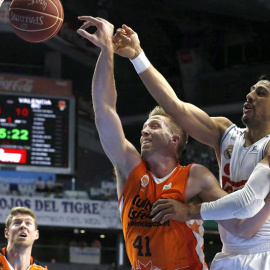 Justin Hamilton (Valencia Basket) y Gustavo Ayón (Real Madrid), pelean por un rebote. EFE/Kiko Huesca