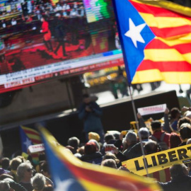 Centenares de personas siguen en directo desde la pantalla gigante que la ANC ha instalado en las inmediaciones del Parlament, la sesión constitutiva de la cámara catalana. /EFE