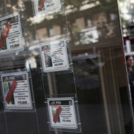 Anuncios de viviendas en venta en el escaparate de una agencia inmobiliaria en Madrid. REUTERS/Susana Vera