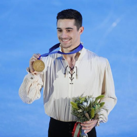 El patinador español Javier Fernández celebra la medalla de oro conseguida en la competición individual masculina del Campeonato de Europa de Patinaje Artístico en Moscú. | YURI KOCHETKOV (EFE)