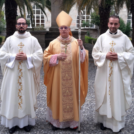 El obispo de Ourense, Leonardo Lemos Montanet, con dos sacerdotes.