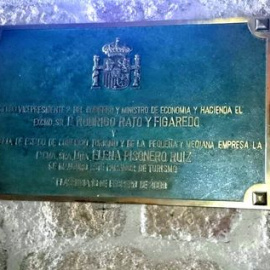 Placa en el Parador Nacional de Tursimo de Plasencia en la que se nombra a Rodrigo Rato.