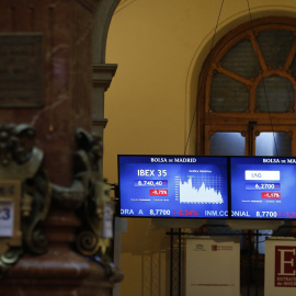 Paneles informativos de la Bolsa de Madrid.EFE/Javier Lizón