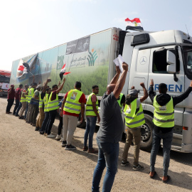 Un convoy de camiones con ayuda humanitaria cruza el paso de Rafah con destino a Gaza.