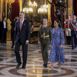 El Rey Felipe VI, la Princesa Leonor y la Reina Letizia, en el Palacio Real, a 12 de octubre de 2023, en Madrid.