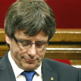 El presidente de la Generalitat, Carles Puigdemont, en el debate en el Parlament de Cataluña de las enmiendas a la ley de Presupuestos, a los que la CUP ya ha confirmado su rechazo. EFE/Andreu Dalmau.