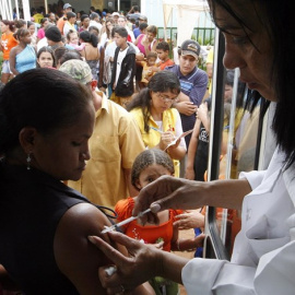 Una médica poniendo una inyección a una paciente en Brasil. REUTERS