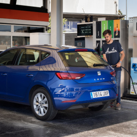 Un vehículo de gas natural comprimido en una estación de suministro de gas. SEAT