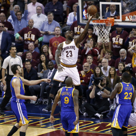 LeBron James entra a canasta en el tercer partido de las finales de la NBA, ante los Warriors. EFE/Larry W. Smith