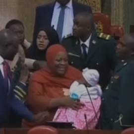 Zuleika Hassan y su bebé en el Pleno, momentos antes de su expulsión.