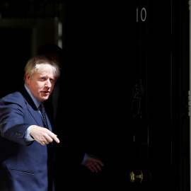 El primer ministro británico, Boris Johnson, en la puerta del 10 de Downing Street, antes de recibir a su homólogo de Estonia, Juri Ratas, el pasado martes. REUTERS/Peter Nicholls