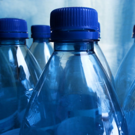 Una cadena de supermercados francesa dejará de vender agua en botellas de plástico.