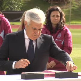 Las jugadoras, la Federación y el CSD firman el convenio del fútbol femenino