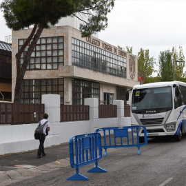 Un autobús del colegio privado Virgen de Europa, en las inmediaciones del centro educativo, a 17 de octubre de 2022, en Boadilla del Monte, Madrid (España).