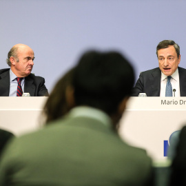 El presidente del Banco Central Europeo (BCE), Mario Draghi, y el vicepresidente de la entidad, Luis de Guindos, durante una rueda de prensa en Fráncfort. EFE/ Armando Babani