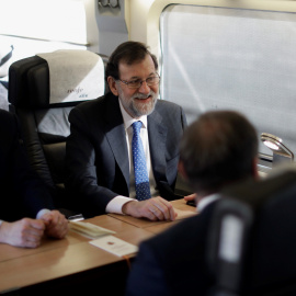 El presidente del Gobierno, Mariano Rajoy, junto al presidente de la Generalitat Valenciana, Ximo Puig, y el ministro de Fomento, Íñigo de la Serna, en su recorrido en el AVE de Valencia a Castellón. EFE/ Presidencia del Gobierno/Diego Cres