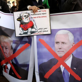 Protestas en Nablus por la visita a Israel de Mike Pence. / ALAA BADARNEH (EFE)