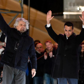 El fundador del partido Movimiento 5 Estrellas (M5S), Beppe Grillo (i), y el candidato del partido a las elecciones generales nacionales Luigi Di Maio pronuncian un discurso durante un acto electoral celebrado en Roma, Italia, el 2 de marzo