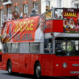 Un autobús de Londres con varios carteles que piden justicia después del asesinato de Khashoggi. | Henry Nicholls / Reuters