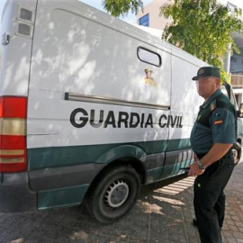 La juez envía a prisión a tres de los detenidos por violar a una joven en Benidorm y deja libre a los otros dos. EFE