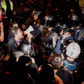 02/08/2019.- Decenas de personas protestan para pedir la renuncia del recién juramentado gobernador, Pedro Pierluisi, este viernes, en San Juan (Puerto Rico). EFE/ Thais Llorca