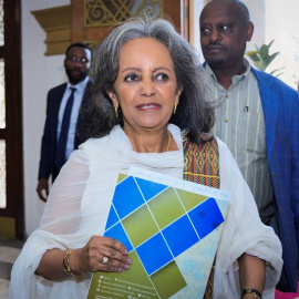 25/10/2018.- La embajadora Sahlework Zewde llega a una sesión conjunta de las dos cámaras del Parlamento, en Addis Ababa (Etiopía), hoy, 25 de octubre de 2018. Sahlework hizo hoy historia al ser nombrada presidenta de Etiopía y convertirse 