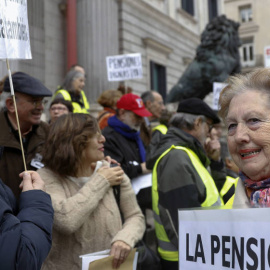 Concentración en defenesa de las pensiones en las escalinatas del Congreso de los Diputados. EFE